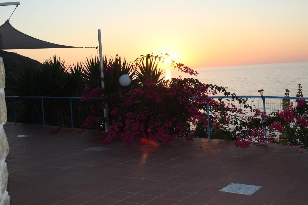 Camere & Case Vacanze Lo Scoglio Кастель-ди-Туса Экстерьер фото