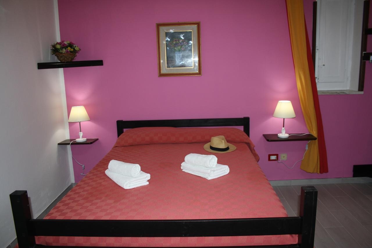 Camere & Case Vacanze Lo Scoglio Кастель-ди-Туса Экстерьер фото