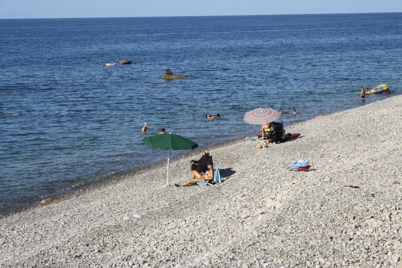 Camere & Case Vacanze Lo Scoglio Кастель-ди-Туса Экстерьер фото